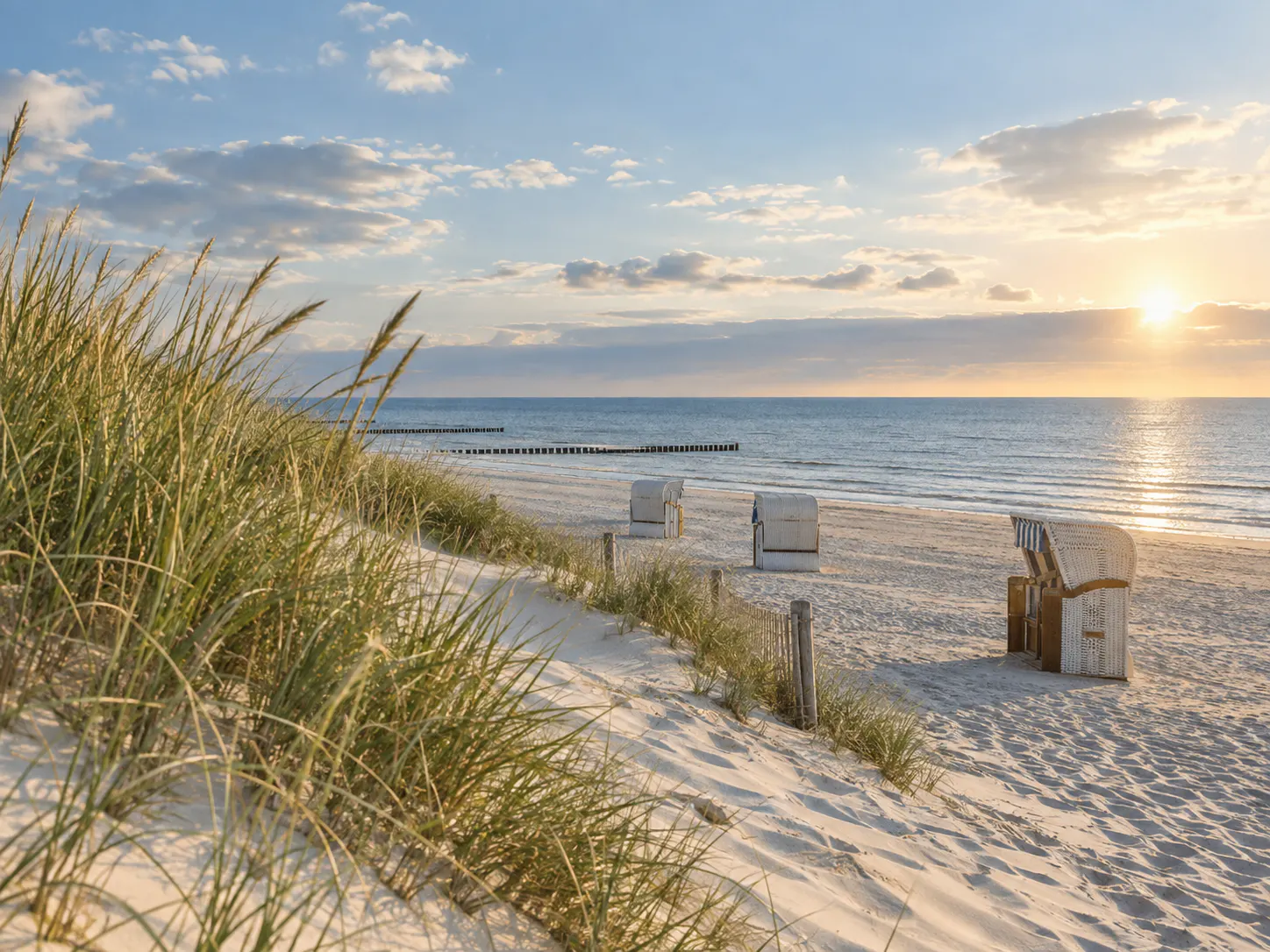Ruhiger Ostseestrand mit Dünen und Strandkörben