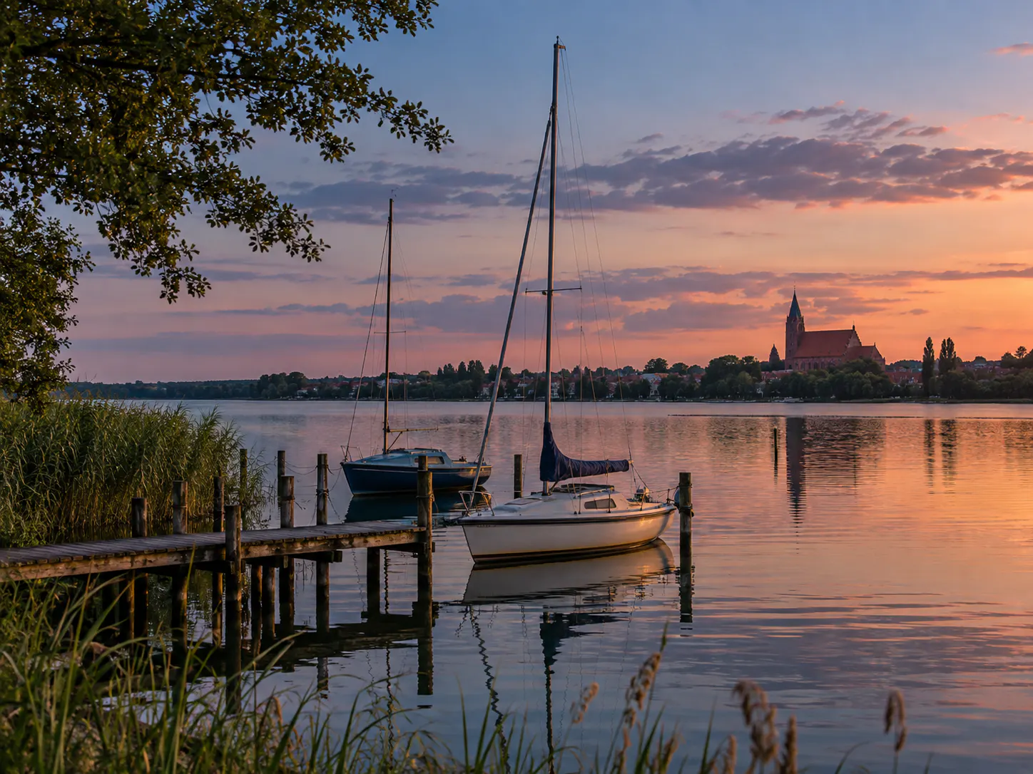 Stimmungsvoller Abend am Uckersee mit Segelbooten